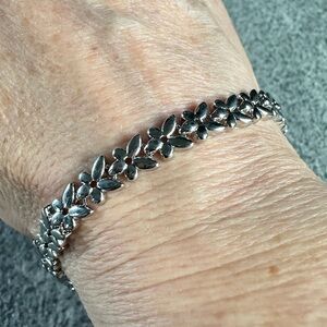 NEW Pretty Bird White Gold Plated Silver-tone Floral Leaf Bracelet 6.75" or 7.5"